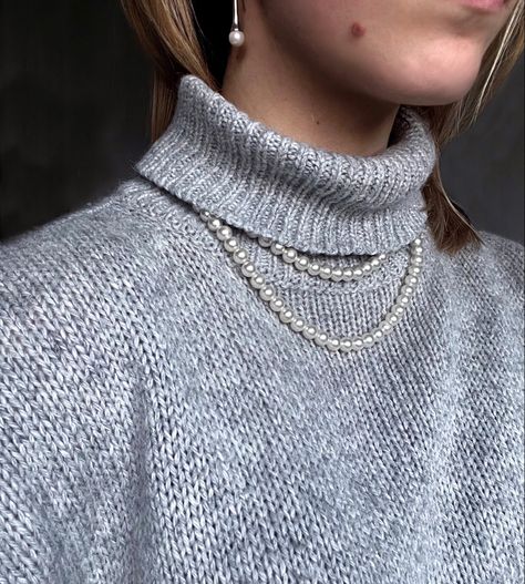 Girl wearing a light grey turtleneck jumper with a two lenghts white pearls necklace and white and silver hanging pearl earrings Necklace On Turtleneck, Necklace Turtleneck, Pearl Turtleneck, Pearl Hanging Earrings, Turtleneck Jumper, Grey Jumper, Turtle Neck Jumper, Grey Turtleneck, White Pearl Necklace