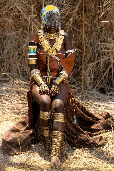 Carol Beckwith and Angela Fisher, Veiled Barabaig Girl, Tanzania, 2013 | THK Gallery 60s Vintage Fashion, Africa Art Design, Africa People, African Princess, Africa Art, Folk Fashion, African History, African Jewelry, African Culture