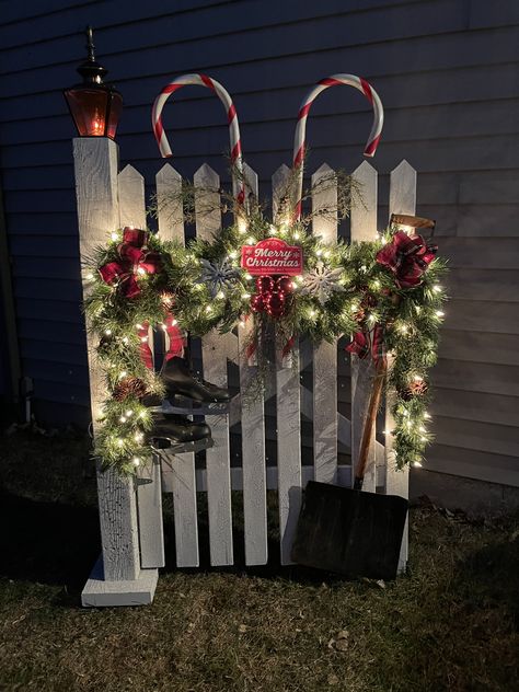 White Fence Christmas Decor, Farm Gate Christmas Decor, Crafts Made From Fence Pickets, Christmas Picket Fence Ideas, Picket Fence Ideas Crafts, Christmas Fence Decor, Fence Christmas Decorating Ideas, Christmas Fence Decorations, Christmas Fence Decorations Outdoor