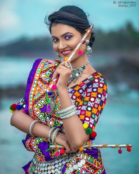 Navaratri Photo Poses, Dandiya Photography Poses, Garba Shoot, Dandiya Poses, Dandiya Photo, Navratri Garba Photo, Garba Photo, Navratri Photoshoot, Garba Poses