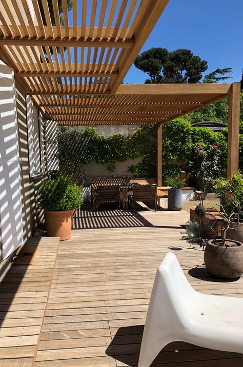 Ombra Pergola, Wooden Deck, Modern Pergola, Pergola Canopy, Backyard Pergola, Pergola Patio, Pergola Designs, Canopy Outdoor, Outdoor Pergola