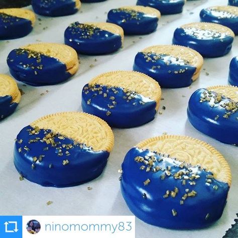 blue chocolate-dipped golden Oreos for Blue and Gold Blue And Yellow Desserts, Gold Dessert Ideas, Graduation Dessert Table Ideas, Blue Dessert Table, Oreos Dessert, Graduation Dessert Table, Mmm Cookies, Bad Kid, Graduation Desserts