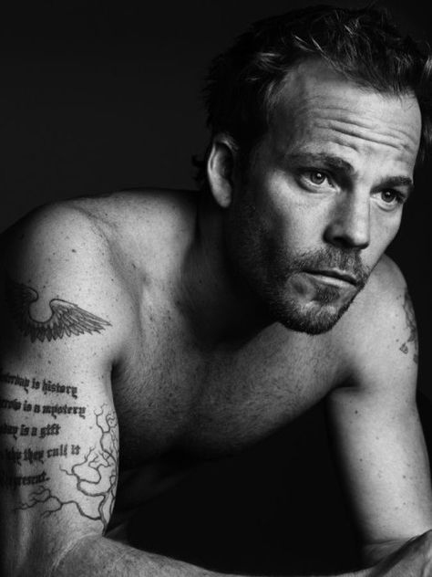 Stephen Dorff by Hedi Slimane Rock N Roll Fashion, Stephen Dorff, Black And White Google, Black White Portrait, Photography History, Actor Studio, Rock N Roll Style, Tattooed Men, Mario Testino