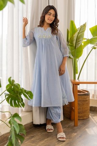 Buy Green 100% Linen Hand Embroidery Honey Suckle Fly Free Tunic With Pant For Women by Kaveri Online at Aza Fashions. डिजाइनर कपड़े, Design Kurta, Simple Frock Design, Stylish Kurtis Design, Simple Frocks, Desi Wear, Simple Kurta Designs, Designer Kurti Patterns, Simple Kurti Designs