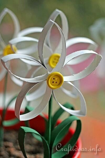 Cardboard tube daisies Crafts For Spring, Spring Flower Crafts, Toilet Paper Roll Art, Diy Frühling, Rolled Paper Art, Toilet Paper Crafts, Spring Crafts For Kids, Toilet Paper Roll Crafts, Paper Roll Crafts