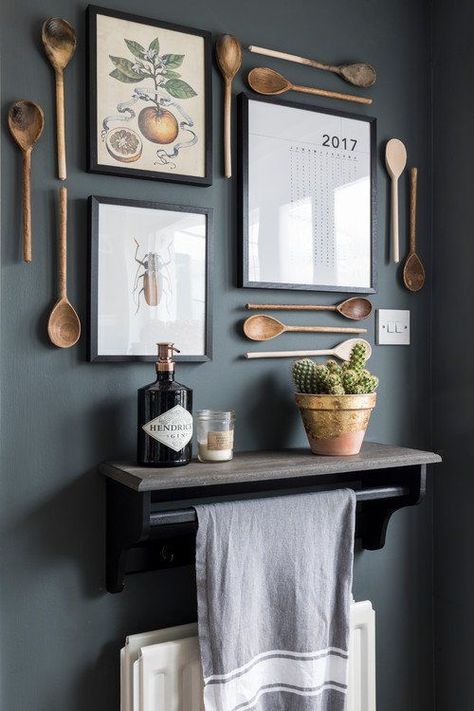 lovely kitchen wall decor with wooden cutlery, vintage posters and a calendar, a potted cactus and a candle Gallery Wall Items, Kitchen Makeover, Kitchen Wall Decor, Rustic Kitchen, Home Decor Kitchen, Dream Kitchen, Kitchen Wall, A Kitchen, Kitchen Inspirations