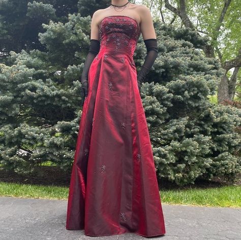 Prom Goth, Goth Prom Dress, Story Script, Medieval Things, Formal Ideas, Prom 2024, Tulle Evening Dress, Prom Dresses Gowns, Y2k Goth