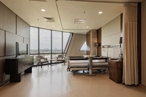 Gallery of Pondok Indah Bintaro Jaya Hospital / Silver Thomas Hanley - 13 Private Hospital Room Luxury, Hospital Vip Room Interior Design, Private Hospital Room, Hospital Luxury, Breath Aesthetic, Luxury Hospital, Hospital Ideas, Hospital Design Architecture, Green Shelves