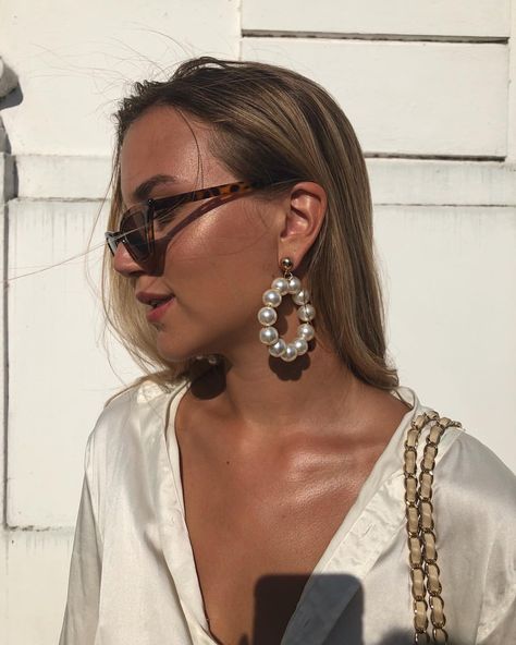 Mega BABE @sandrawiller wearing ‘Pearl hoops’ - shop the earrings onlin Hoop Earrings Outfit, Watermelon Tourmaline Jewelry, Hoop Earrings Diy, Wearing Pearls, Beautiful Diamond Earrings, White Hoop Earrings, Earrings Outfit, Geode Jewelry, Geode Earrings