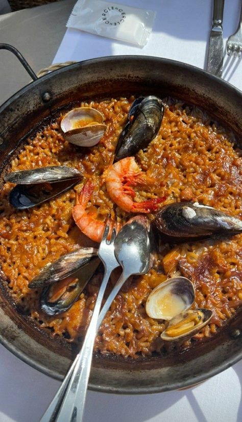 Travel In Spain, Madrid Food, Paella Valenciana, Barcelona Food, Spain Food, Portuguese Recipes, Food Is Fuel, Best Places To Travel, Beautiful Food