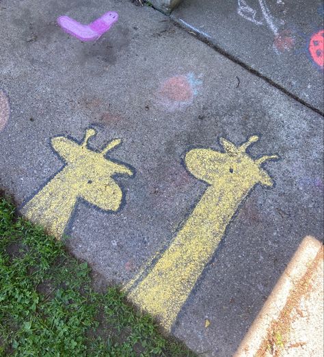 Drawing Chalk Ideas, Cute Thing To Draw With Chalk, Simple Chalk Art Ideas, Cute Chalk Ideas Easy, Funny Chalk Art, Calk Ideas, Fun Chalk Ideas, Easy Chalk Drawings Ideas, Things To Draw With Chalk Outside