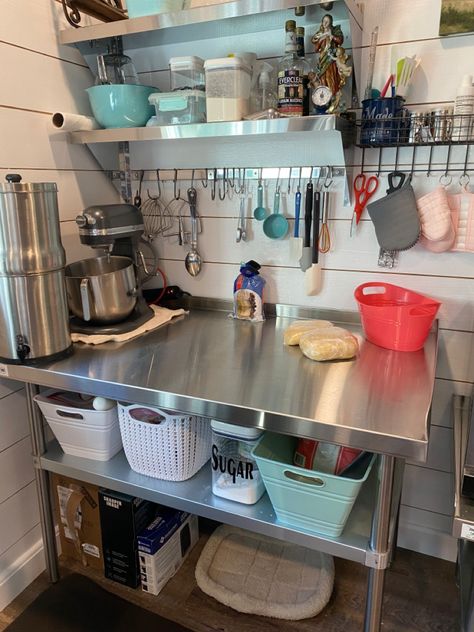 Organized Restaurant Kitchen, Mini Baking Kitchen, Bakery Shop Kitchen, Baking Space In Kitchen, Mini Commercial Kitchen, Small Baking Area In Kitchen, Bakery Room Design, Bakery Studio Interior Design, Baking Studio Interior Small Spaces