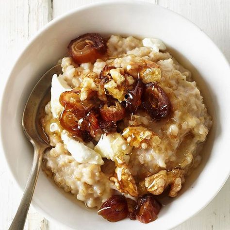 Oatmeal with Goat Cheese, Dates, Walnuts and Honey Goat Cheese Dates, High Protein Vegetarian Breakfast, Easy Mediterranean Recipes, Mediterranean Diet Breakfast, Mediterranean Breakfast, Easy Mediterranean Diet Recipes, Goat Cheese Recipes, Date Recipes, Diet Breakfast