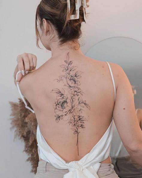 38 Beautiful Back Tattoo Ideas for Sophisticated Women Demanding Elegance Flower Back Tattoo Women, Women Back Tattoos Classy, Delicate Back Tattoo, Floral Back Tattoo, Star Jasmine Vine, Beautiful Back Tattoos, 2024 Tattoo, Floral Back Tattoos, Back Tattoo Ideas