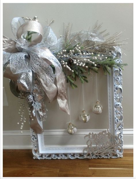 Frame Christmas Wreath, Picture Frame Wreath, Diy Picture Frame, Jul Diy, Christmas Wreath Ideas, Christmas Picture Frames, Frame Christmas, Diy Picture, Christmas Frames