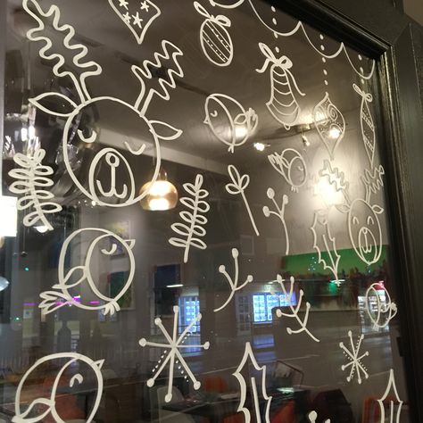 Christmas Doodles Window, Chalk Pen Window Art Christmas, Christmas Window Drawing, Winter Window Art, Themed Window Display, Christmas Chalkboards, Christmas Chalk Art, Window Display Christmas, Chalk Art Christmas