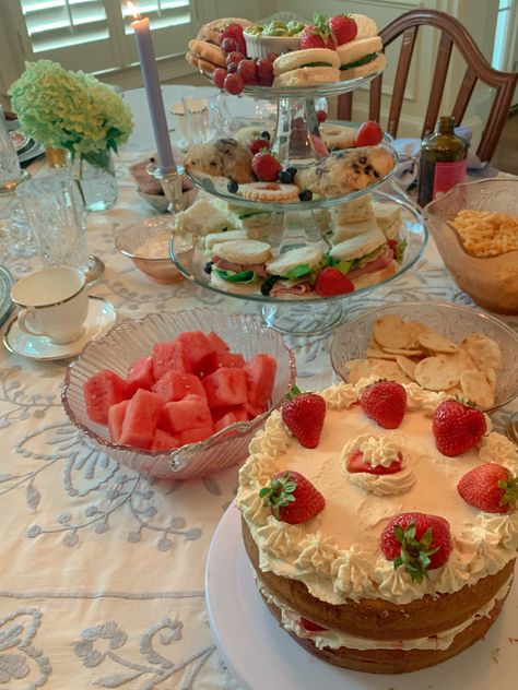 Outdoor Tea Party Aesthetic, Princess Core Party, Cottage Core Birthday Aesthetic, Cottage Core Party Food, Cottage Party Aesthetic, Strawberry Tea Party Aesthetic, Cottage Core Party Ideas, Light Academia Birthday Party, Light Academia Party Theme