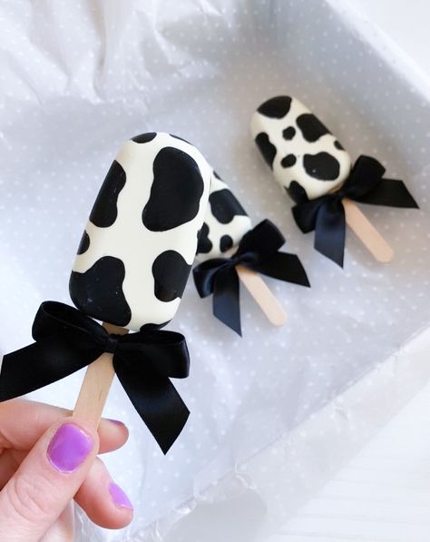 Cow print cakesicles, cake pops, cow print, birthday cakes Cow Print Treats, Pink Cow Print Party, Cow Print Desserts, Cow Print Baby Shower Ideas, Cow Print Party, Cow Print Cakes, Cow Print Birthday, Cowboy Themed Birthday Party, 1st Rodeo