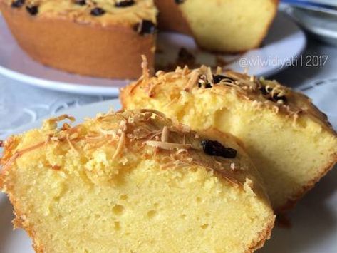 Resep Bolu Tape Lembut favorit. Source : Selene Cake Asli, ini enaaakkk banget, lembuuuttt. Pokoknya sesuai deh ama yang saya mau. Agak deg2an juga ama hasilnya, soalnya sotoy modifikasi resep (padahal sih karna kepepet menyesuaikan bahan yang ada, hehehe). Tapi Alhamdulillah banget yang ada malah sukses dapet pujian dari suami, senangnyaaa..... Casava Cake Recipe, Bolu Tape, Bolu Cake, Resep Cake, Basic Cake, Bread Snacks, Happy Ending, Asian Desserts, Brownie Cake