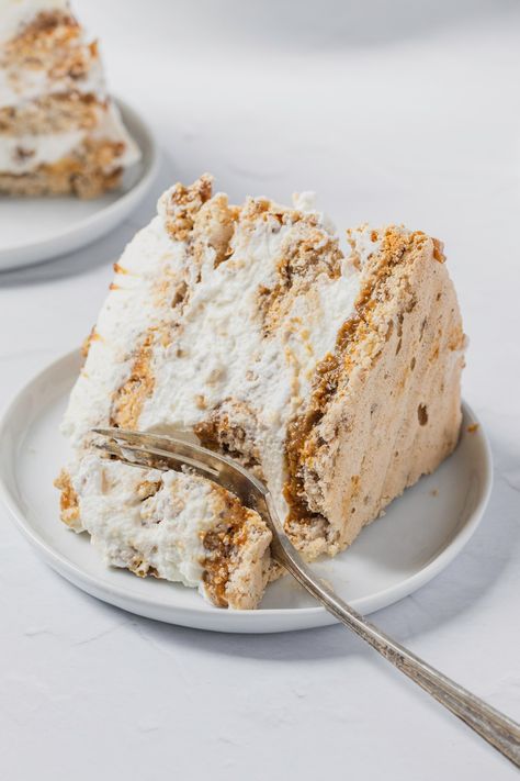 Manor House Cake Recipe, Salted Caramel Ice Cream Cake, Crunchy Layer For Cake, Caramel Crunch Cake Recipe, Caramel Crunch Cake, Crunch Cake Recipe, Caramel Crunch, Crunch Cake, Crunchy Pecans