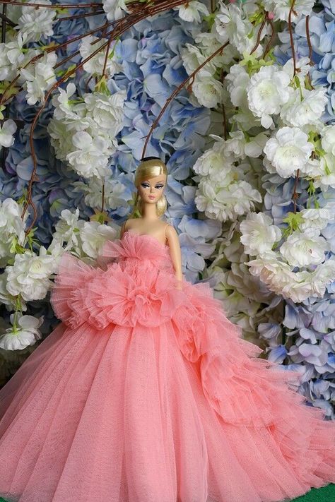 Barbie Types, Bridal Barbie, Gown Outfit, Куклы American Girl, Dress Barbie Doll, Barbie Dresses, Fashion Design Books, Barbie Barbie, Barbie Dress Fashion