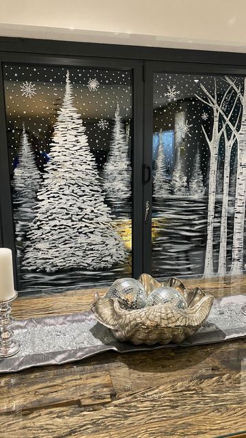 Winter Snow Decorations, White Painted Christmas Windows, Snow Flake Window Painting, Christmas Glass Door Decorations, Window Painting Ideas For Christmas, Snow Painted Windows, Painted Window Christmas Scenes, New Year Window Decoration, Painting Snowflakes On Windows