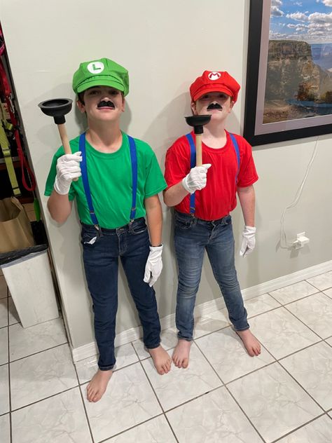 Super Mario Kids Costume, Homemade Mario Costume, Super Mario Bros Outfit Ideas, Mario And Luigi Costumes, Mario And Luigi Halloween, Mario Brothers Costumes, Luigi Halloween Costume, Mario Bros Costume, Mario Halloween Costumes