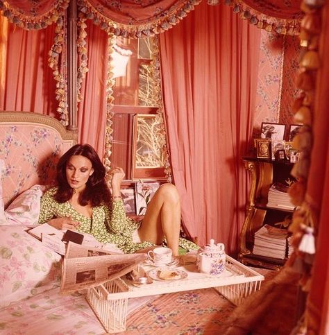 Pink bedroom of our dreams 💝 ... @dvf at home in the 70s #goals Espresso At Home, Messy Nessy Chic, Manhattan Apartment, Vogue Archive, Pink Bedroom, Pink Room, Breakfast In Bed, Bedroom Aesthetic, Diy Bed