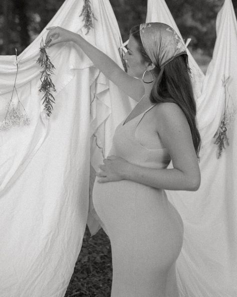 Floral Maternity Shoot, White Sheet Photoshoot, Sheet Photoshoot, Pregnancy Announcement Photoshoot, Maternity Photography Poses Outdoors, Pregnancy Belly Photos, Maternity Photo Outfits, Beach Maternity Photos, Maternity Photography Poses Pregnancy Pics