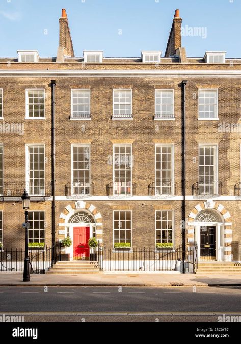 Download this stock image: Georgian Townhouse, Bedford Square, London. The façade and architecture of a Georgian townhouse in the historic Bloomsbury district of London. - 2BC0Y57 from Alamy's library of millions of high resolution stock photos, illustrations and vectors. Georgian Terrace, Georgian Townhouse, Terrace House, London Uk, Terrace, Stock Images, Resolution, Stock Photos, London