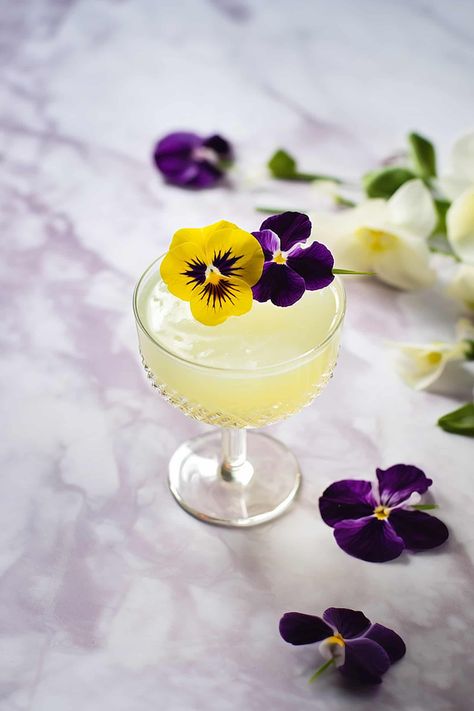 7 Gorgeous Edible Flower Garnishes for Cocktails | Mix That Drink Edible Flowers For Cocktails, Edible Flowers For Drinks, Edible Flower Cocktails, Floral Drinks Edible Flowers, Garnished Cocktails, Cocktail Garnish Ideas Creative, Garnishes For Cocktails, Drink Garnishes, Flower Garnish