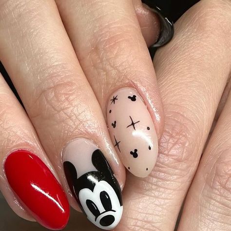 CARLI PIERSON | NAIL ARTIST on Instagram: "It’s been a minute since I did Mickey and Minnie nails! This girl is headed to Disneyland tomorrow with her family, and I am so excited for her! Maybe a little jealous too! 😉 Inspired by @nailsbysheridan_ • Shaka • Grand Canyon • Perfect Black • Black & White Gel Paint • #madamglamgelpolish #allmadamglam #naillovebycarli" Red Mickey Nails, Subtle Mickey Nails, Black And White Disney Nails, Mickey Nails Simple, Black Disney Nails, Mickey And Minnie Nails, Minnie Nails, Cutesy Nails, Mouse Nails