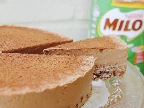 Creamy, malty and with a chocolate crackle base, this Milo cheesecake is dangerously decadent. Milo Desert, Milo Cheesecake, Groot Koeke, Milo Recipe, Australia Recipes, Cakes Slices, Bush Christmas, Chocolate Crackles, Peppermint Cheesecake