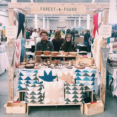 Beautiful cozy display for collaborative work in London. Market Stall Display Ideas, Craft Stall Display, Market Stall Display, Craft Fair Booth Display, Stall Display, Craft Market Display, Craft Show Booth, Renegade Craft Fair, Craft Fairs Booth