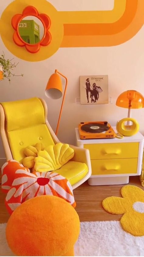 Painting Ideas Retro, Bedroom Painting Ideas, Sustainable Living Room, Yellow Kitchen Cabinets, 70s Room, Groovy Room, Funky Bedroom, Bedroom Color Ideas, Funky Room