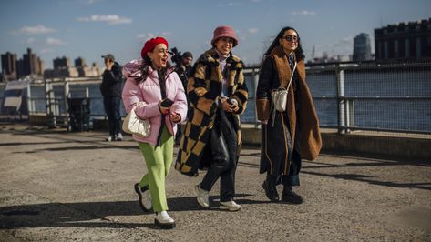 Fashion Week Street Style Winter, New York Outfits Fall, Fall Outfits Nyc, Place Wallpaper, Ny Street Style, 2022 Street Style, Street Style Nyc, Fall Fashion Week, Fashion Week 2022