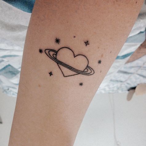 Saturn Heart tattoo ♡ instagram @victoriapetry #hearttattoo #saturnhearttattoo #saturntattoo #tattoo #ink Planet Tattoo Design, Heart Planet, Tattoos Heart, Planet Tattoo, Saturn Tattoo, Saturn Planet, Planet Tattoos, Tattoo Instagram, Heart Tattoo Designs