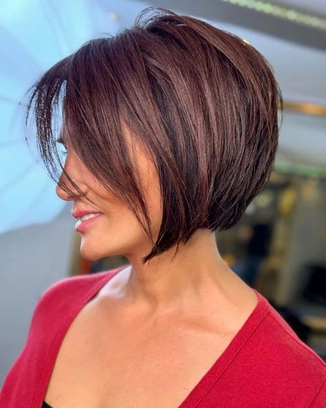 Pixie Bob Haircut With Bangs, Medium Stacked Haircuts, Layered Curtain Bangs, Caramel Hair Color Ideas, Caramel Hair Color, Short Hair Back, Stacked Haircuts, Hair Color Caramel, Bob Haircut With Bangs