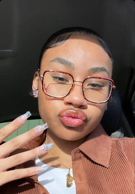 Glasses For Oval Faces, Glasses Inspiration, Short Box Braids Hairstyles, Glasses Trends, Short Box Braids, Trendy Glasses, Cute Glasses, Stylish Glasses, Girls With Glasses