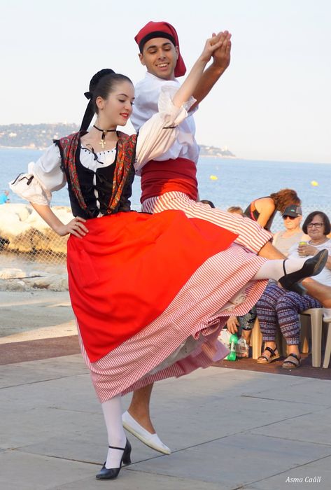 France Traditional Clothing, Traditional French Clothing, Greek Traditional Clothing, French Clothing, French Outfit, Traditional Dance, Folk Costume, Natural Life, Traditional Clothes