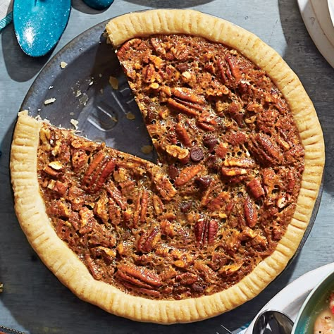 A rich chocolate bourbon pecan pie is the perfect recipe to end a Derby Day celebration. Former staff member Cynthia Ann Briscoe, a Louisville native and ardent Derby fan, contributed this version. Pecan Pie Recipe Southern Living, Bourbon Dessert, Bourbon Pecan Pie Recipe, Pecan Pie Recipe Southern, Chocolate Bourbon Pecan Pie, Pecan Desserts, Bourbon Pecan Pie, Southern Living Recipes, Chocolate Bourbon