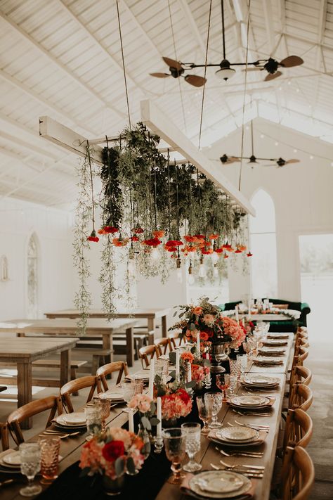 Farm Style Wedding Reception, Farm Tables Wedding Reception, June Rustic Wedding, Ukrainian Wedding Decorations, Folk Wedding Decoration, Flower Farm Wedding, Farm Table Wedding, Florida Farm, Farm Wedding Reception