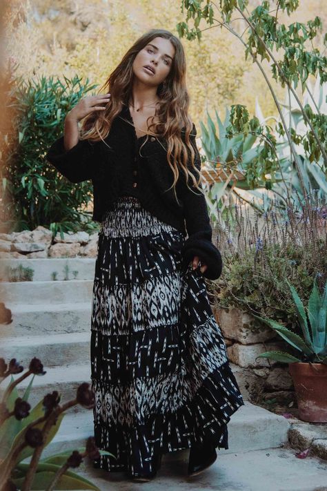 Boho Outfits Black, Bohemian Rock Style, Dark Boho Outfits, Western Inspired Outfits, Circus Performer, Boho Winter Outfits, Boho Rock, Cotton Blouse Design, Long Skirt Outfits