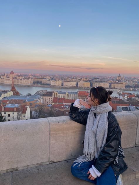 #sunset #aesthetic #budapest #travel Budapest October Outfit, Budapest Aesthetic Outfit, Budapest November, Vienna Photo Ideas, Prague Photo Ideas, Budapest Outfit, Budapest Photo Ideas, Aesthetic Budapest, Budapest Hungary Aesthetic