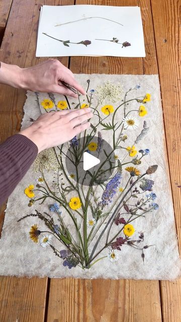 Pressed Flower Art Picture Frames Diy, Pressed Flower Wall Art Diy, Dried Flowers On Wood, Press Flower Art, Art With Pressed Flowers, Pressed Flower Pictures, Flower Pressed Art, Dry Plants Decoration, Pressing Flowers Diy