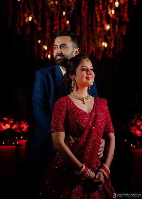 Reception Pictures Indian, One Piece Photoshoot Poses Couple, Caple Photo Poses, Reception Shoot Poses, Reception Poses Couple, Cupal Photo Shoot, Couple Marriage Poses, Reception Couple Poses, Reception Poses