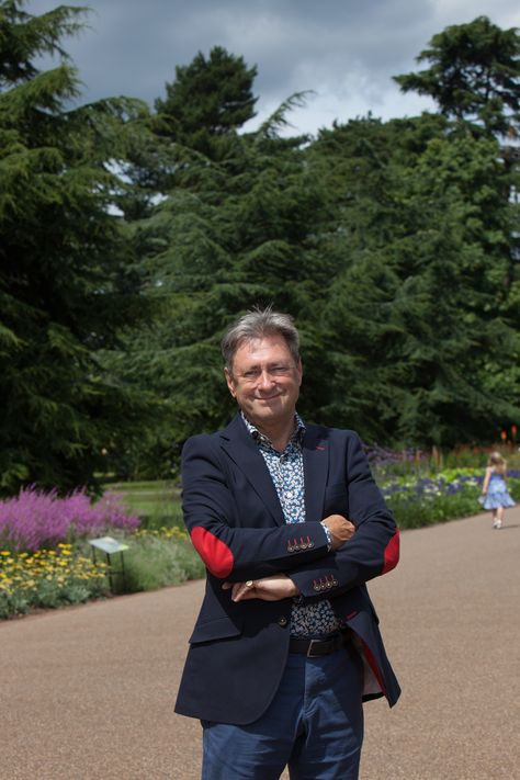 Alan Titchmarsh shares his top tips for how to improve garden borders. Do you want to improve garden borders and need a helping hand? European Gardens, Alan Titchmarsh, Monty Don, European Garden, Herbaceous Border, Helping Hand, Garden Borders, Gorgeous Gardens, Back Garden