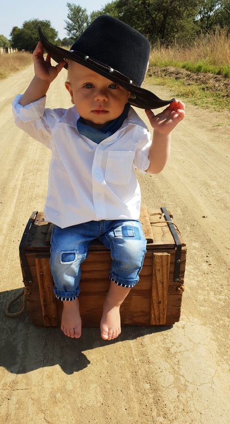 Cowboy baby Baby Cowboy Hat, Brown Cowboy Hat, Cowboy Baby, Little Cowboy, Dad Son, Baby Cowboy, Cowboy Hat, Future Kids, Baby Wearing