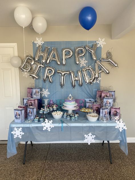 Simple Frozen Decorations, Frozen Theme Table Decor, Frozen Birthday Party At Home, Elsa Birthday Party Decorations At Home, Frozen Birthday Party Centerpieces, Frozen Birthday Table, Frozen 4th Birthday Party, Frozen Theme Party Decorations, Frozen Birthday Party Food