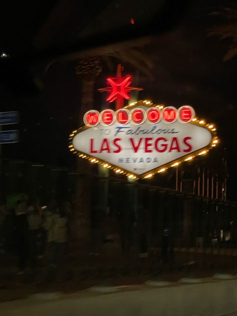 #lasvegasstrip #vegas #lasvegas Las Vegas Vibes Aesthetic, Vegas Aesthetic Pictures, Old Vegas Aesthetic, Vintage Vegas Aesthetic, Las Vegas Picture Ideas, F1 Vegas, Las Vegas Aesthetic, Vegas Christmas, Vegas Aesthetic